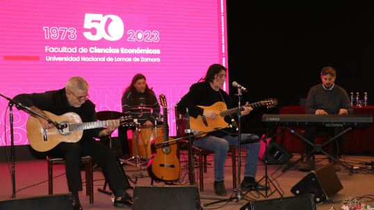 Ciencias Económicas celebró sus 50 años de vida junto al músico Luis Salinas